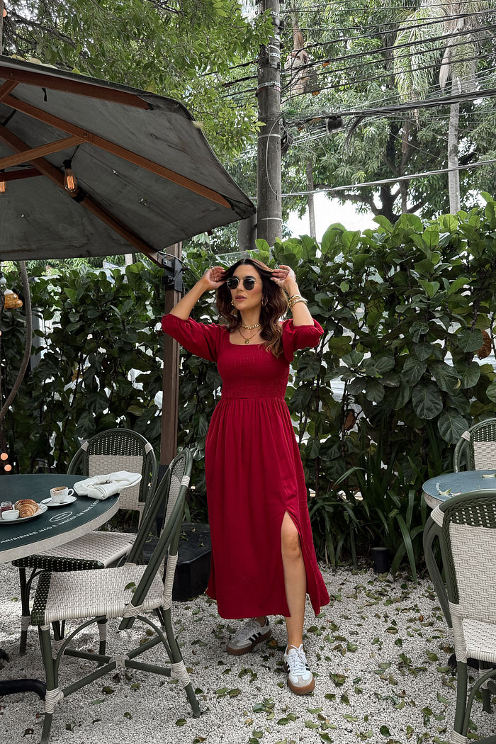 Vestido midi vermelho cereja em viscolinho com lastex no busto, mangas versáteis e fenda lateral, modelagem fluida em look casual feminino com tênis branco