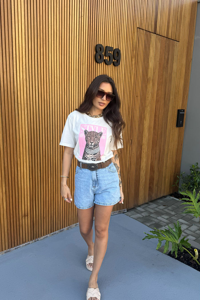 T-SHIRT ESTONADA ONÇA STYLE ICON ESTAMPA ROSA CANDY OFF WHITE