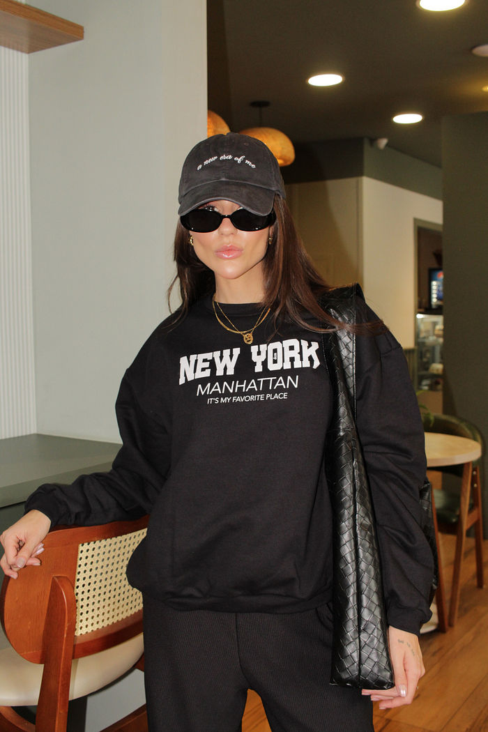 Moletom feminino estampado preto oversized felpado com estampa frontal New York Manhattan em branco, modelagem ampla e toque macio
