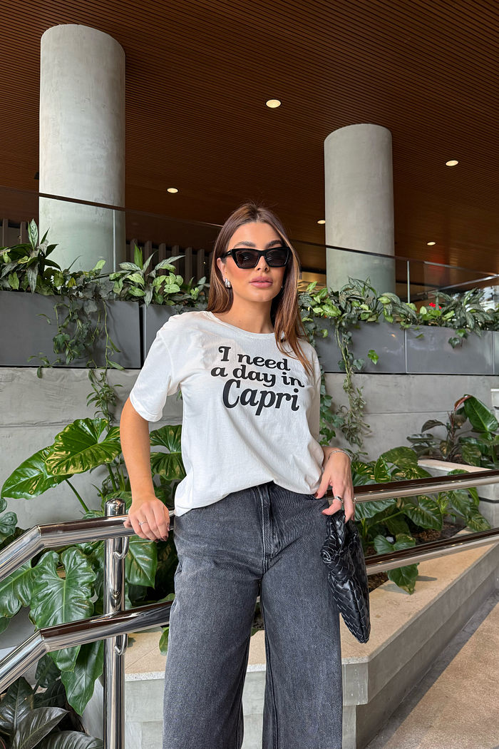 T-SHIRT ESTONADA DAY IN CAPRI ESTAMPA PRETA OFF WHITE