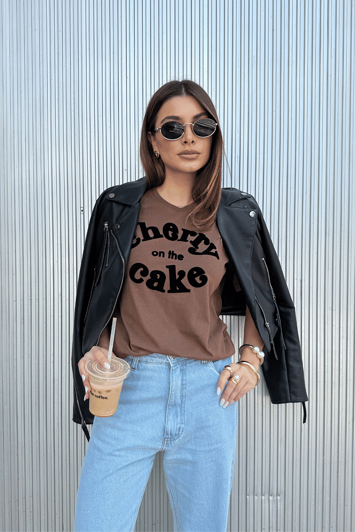 T-SHIRT ESTONADA CHERRY CAKE (COM FLOCADO) MARROM CAFÉ