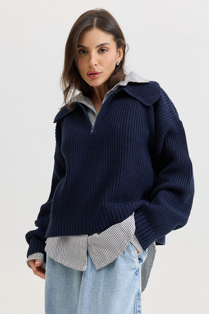 Tricot feminino com zíper gola alta, modelagem levemente ampla, toque macio e caimento confortável para dias mais frios