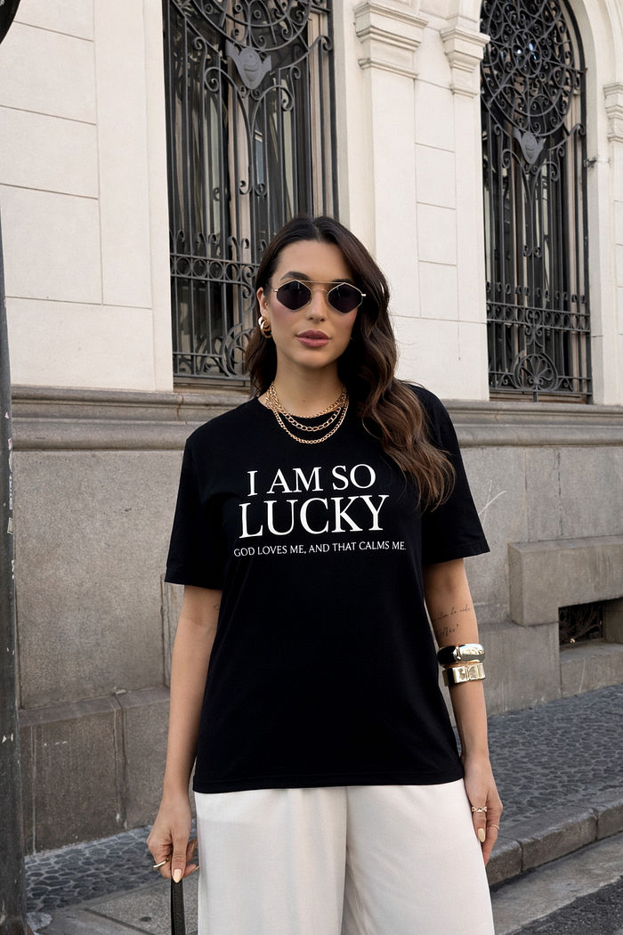 T-SHIRT ESTONADA I AM SO LUCKY PRETA