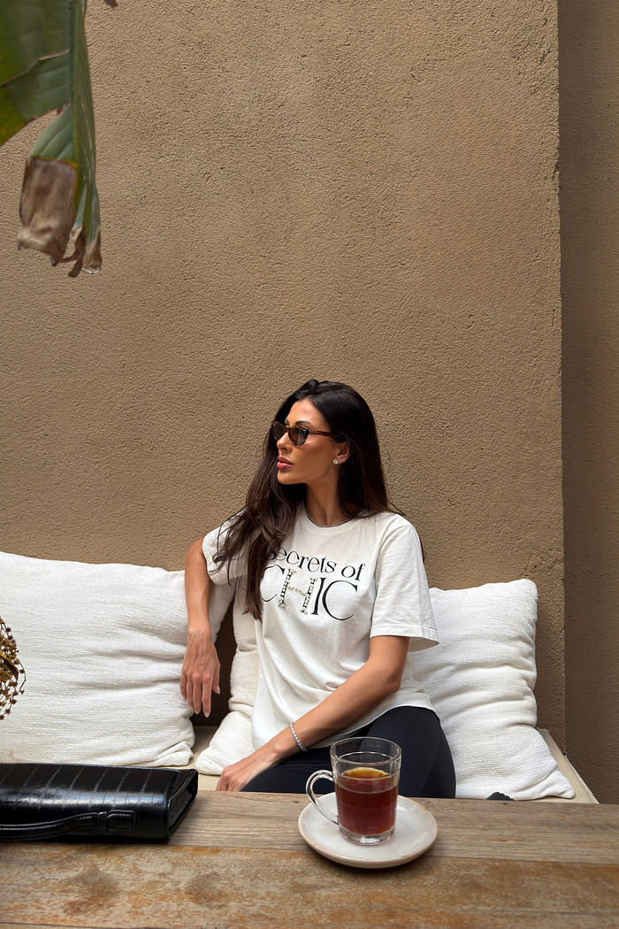 T-SHIRT ESTONADA SECRETS OF CHIC (COM APLICAÇÃO) OFF WHITE