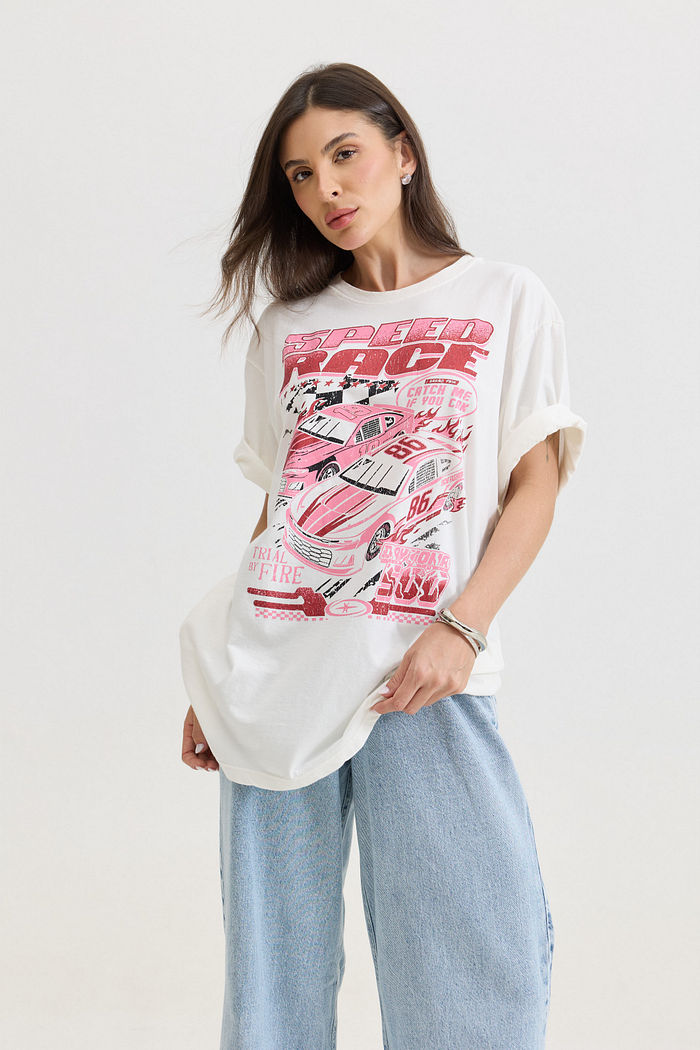 t shirt feminina oversized off white com estampa corrida em rosa e detalhe em glitter, modelagem ampla e caimento solto, camiseta de algodão moderna e confortável