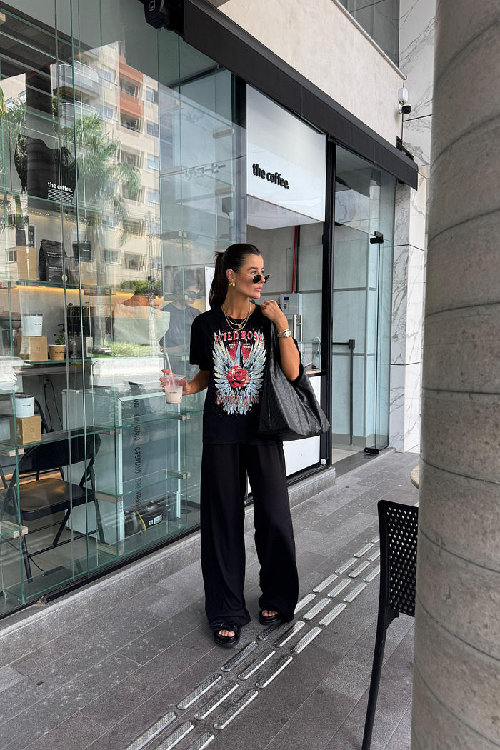 T-SHIRT ESTONADA WILD ROSE (COM STRASS) PRETA