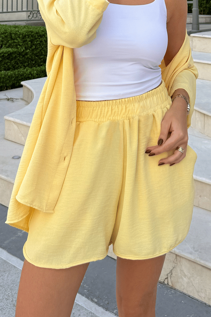 SHORTS FRESH COM BOLSOS AMARELO MANTEIGA