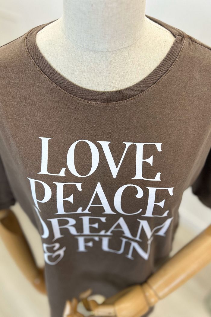 T-SHIRT ESTONADA LOVE AND FUN MARROM CAFÉ