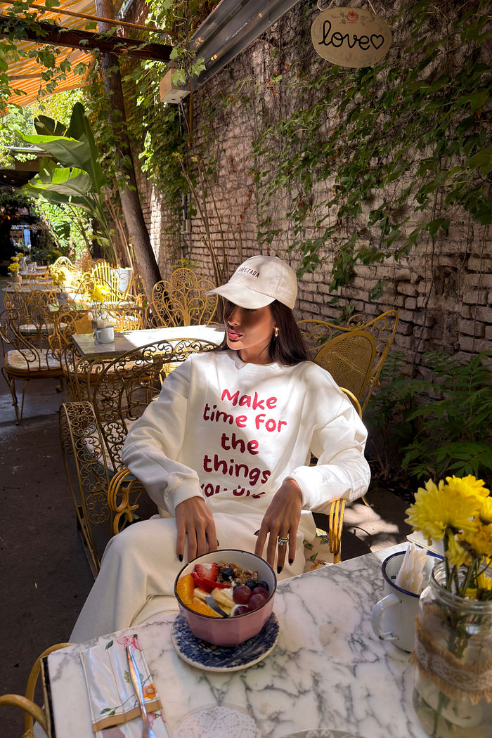 Casaco de moletom felpado peluciado oversized off white com estampa em bordô, decote careca e punhos em ribana