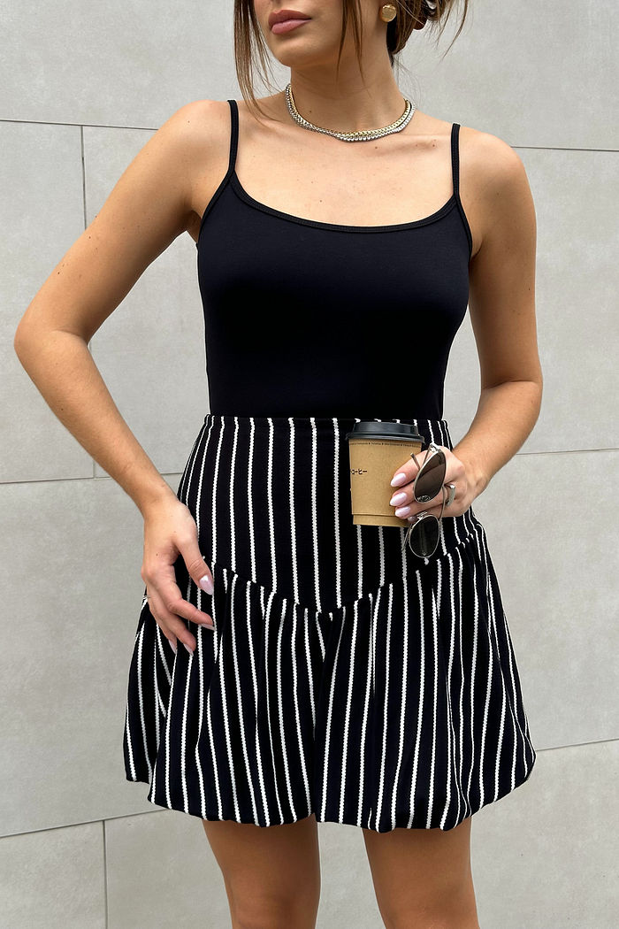 SAIA LISTRADA BALONÊ MARTA  PRETA e BRANCA