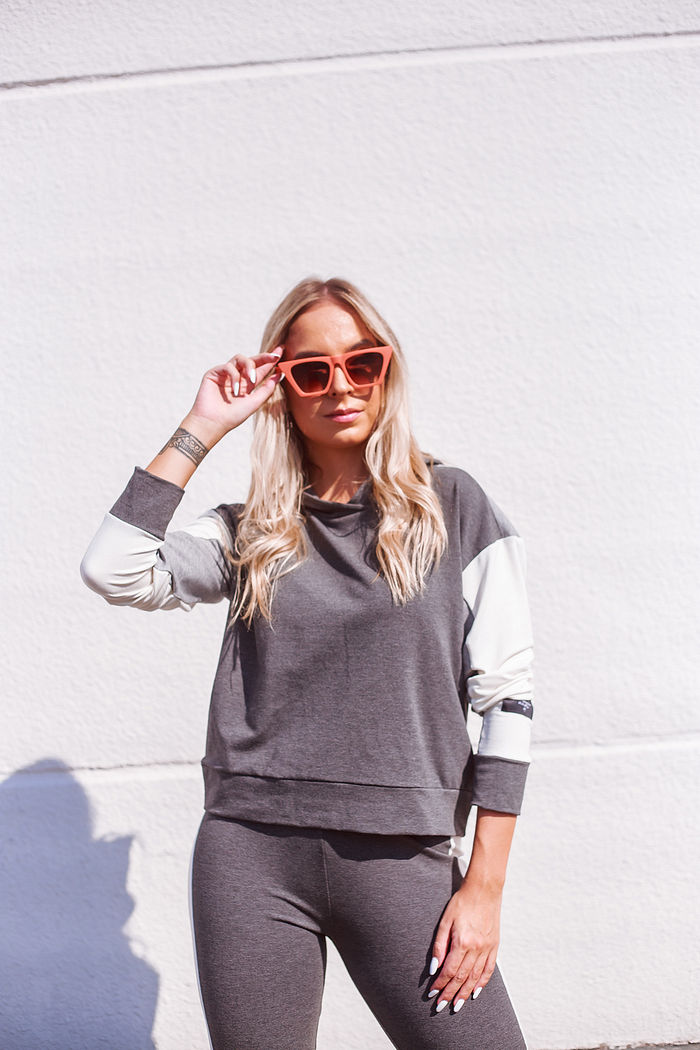 Moletom Feminino com Capuz e Recortes Beatriz Mescla Escuro