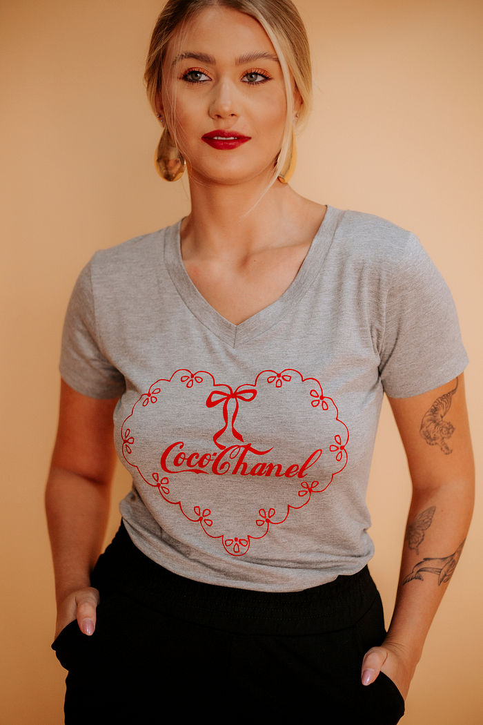 T-shrit basica Viscolycra decote V Estampada Coco-Chanel Mescla Médio