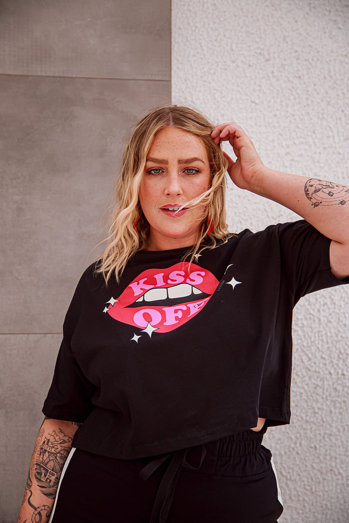 Cropped Oversized Algodão Kiss Off Preto