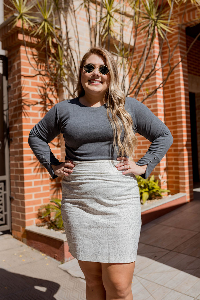 BLUSA PLUS CANELADO ABERTURA E BOTOES PUNHO