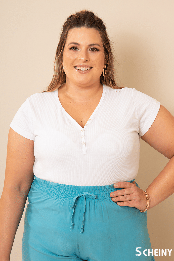 BLUSA PLUS COM BOTOE DECOTE