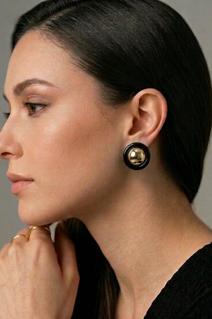 Brinco Botão Isa Preto Dourado