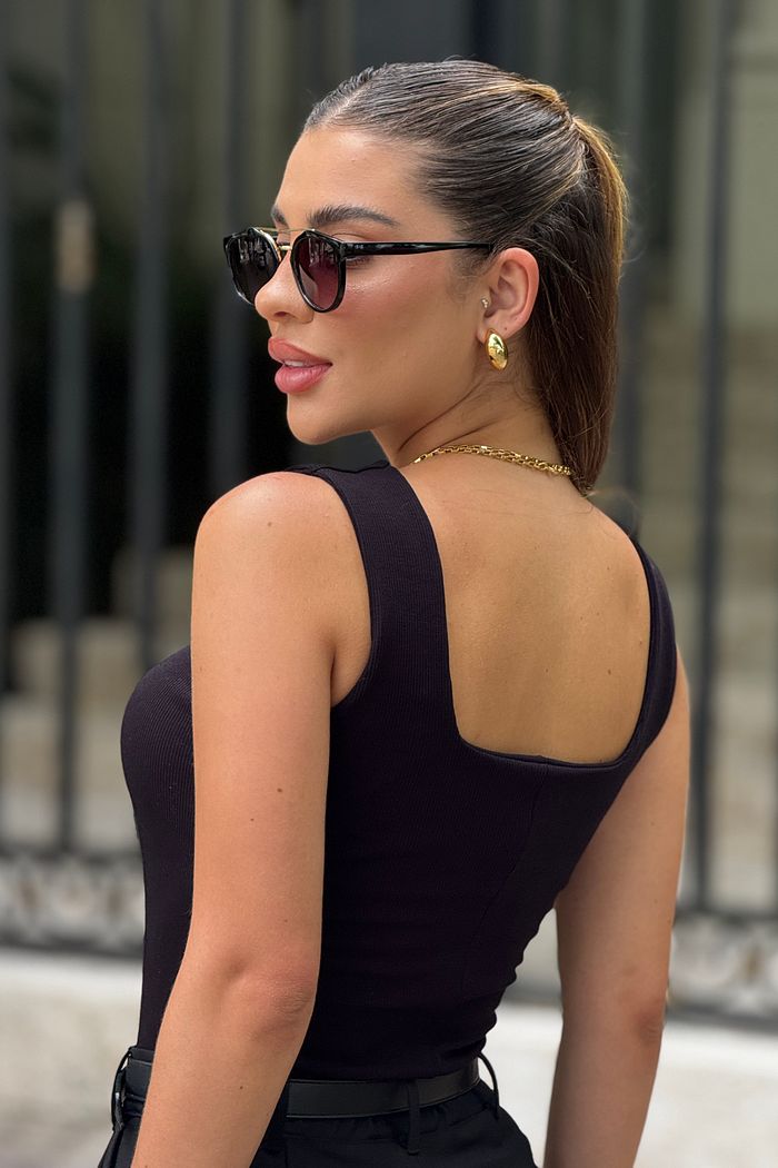 Regata Canelada Decote Quadrado Preto