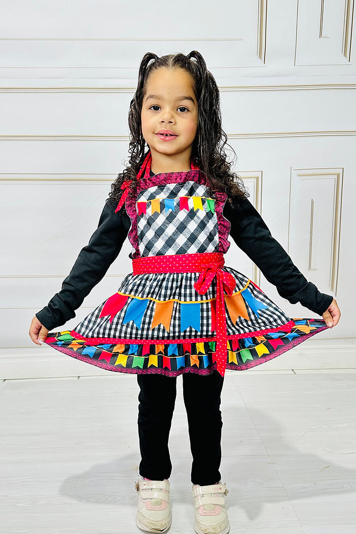 Avental Vestido Festa Junina Infantil Xadrez Preto com Bandeirinhas Tal Mãe Tal Filha MODELO INFANTI