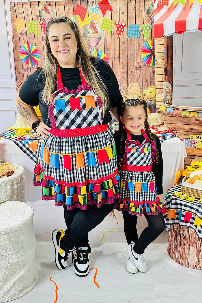 Avental Vestido Festa Junina estampa Xadrez Preto com Bandeirolas MODELO ADULTO