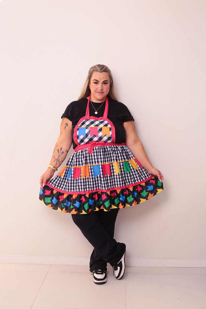Avental Vestido Festa Junina estampa Xadrez Preto com Bandeirolas MODELO ADULTO