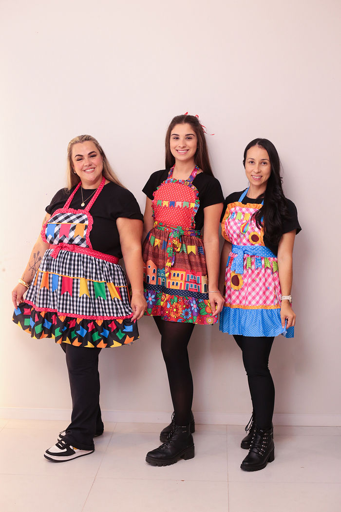 Avental Vestido Festa Junina estampa Xadrez Preto com Bandeirolas MODELO ADULTO