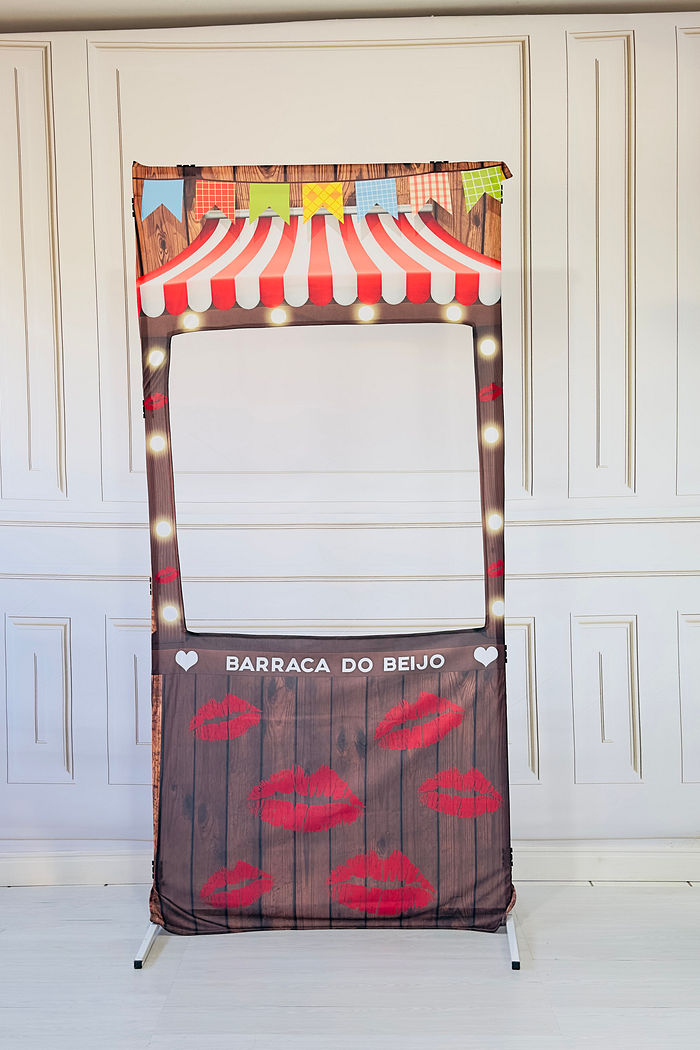 Tecido para Painel de Festa Junina interativo Barraca do Beijo SIMPLES 1 LADO MEDIDA 1,00X2,10
