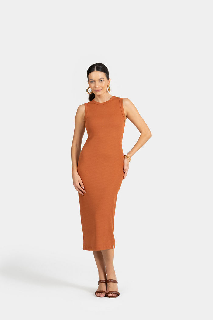 VESTIDO MIDI CANELADO COM FENDA NAS COSTAS E ETIQ. CLIPS