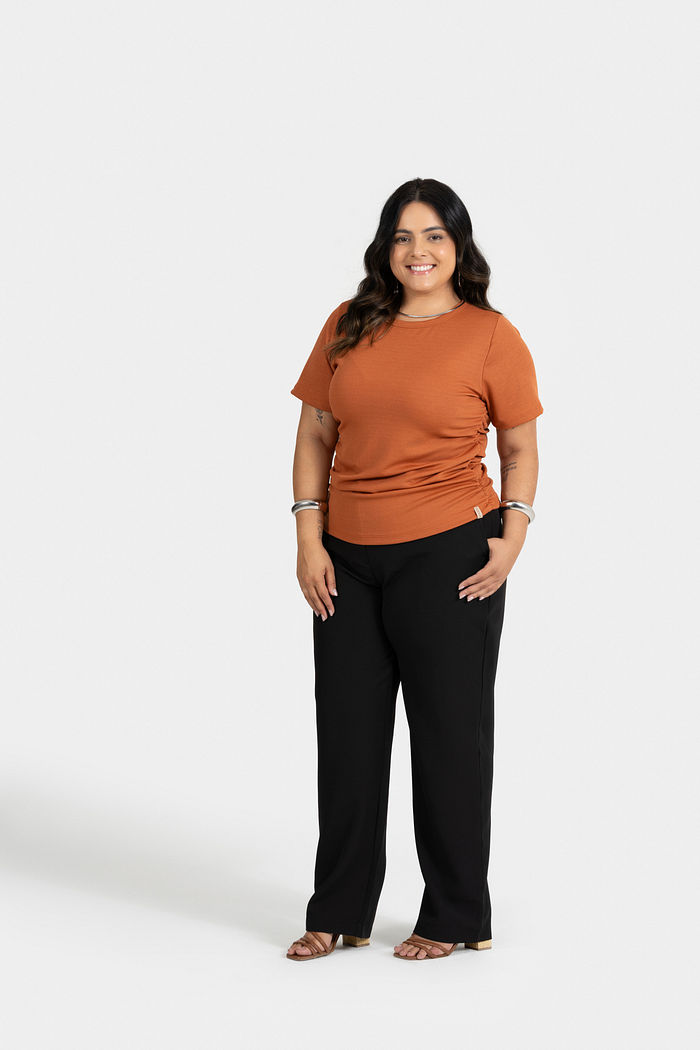BLUSA PLUS SIZE CANELADA C/ ELÁSTICO NAS LATERAIS E ETIQ.CLIPS