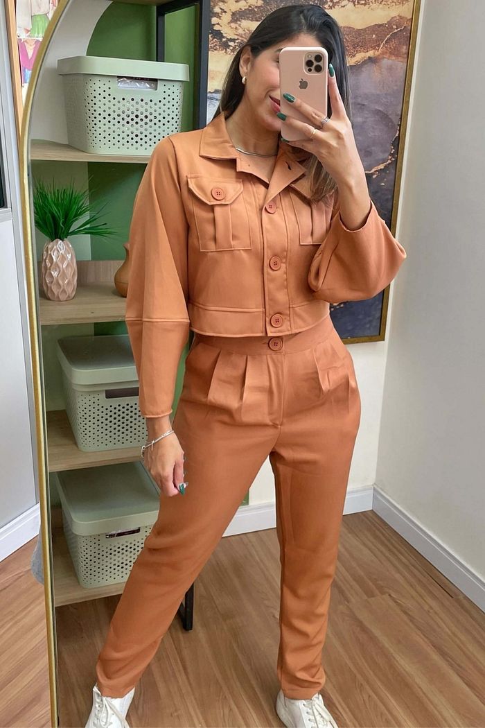 Conjunto Alfaiataria Cropped Manga Longa e Calça Feminina Dominique Camel