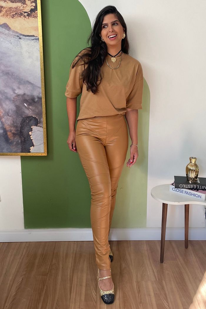 Calça Feminina Cintura Alta Courino Sintético Peluciado Foster Camel