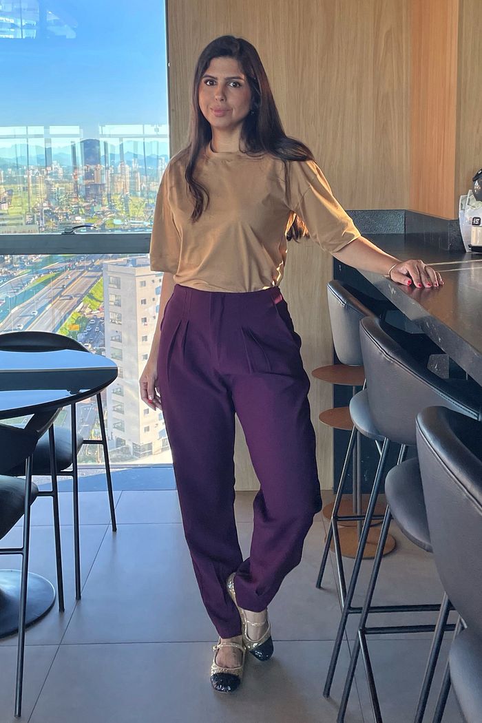 Calca Feminina Alfaiataria Cintura Alta Cenoura Bolsos Cleo Vinho