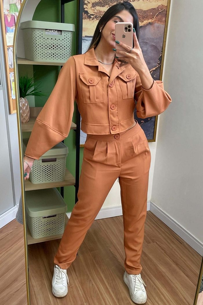 Conjunto Alfaiataria Cropped Manga Longa e Calça Feminina Dominique Camel