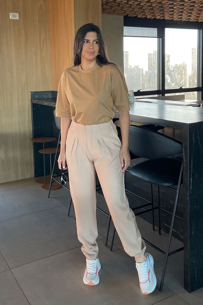 Calca Feminina Alfaiataria Cintura Alta Cenoura Bolsos Cleo Bege Areia