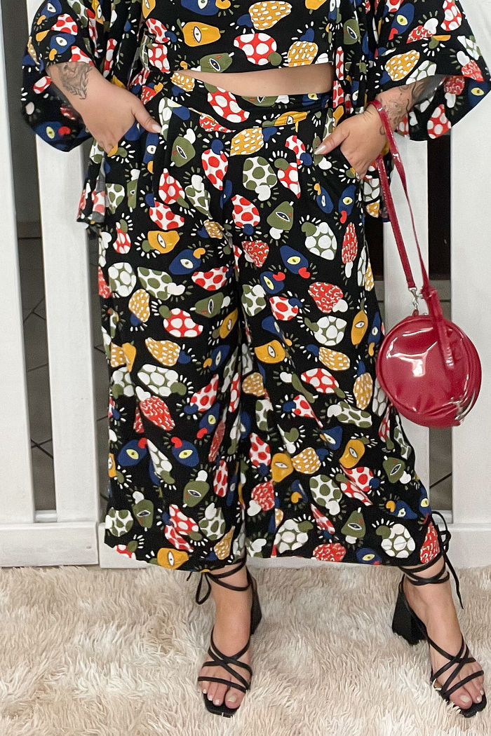 Calça Midi - Sofia - de Tecido de Viscose Estampado - Cajús Fundo Preto