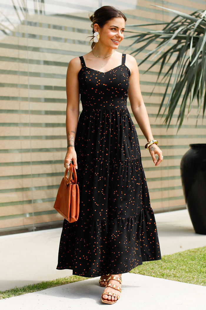 Vestido Lunna em Tecido Plano de Viscose com Alças Reguláveis - Midi Longo Estampa Poá Ouro Fundo Preto