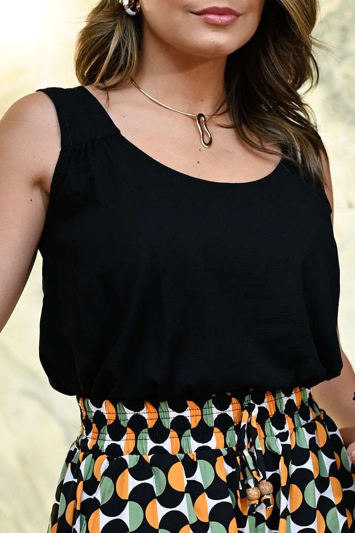 Regata Manu em Tecido Plano de Viscose - Alças Larguinhas - Preta