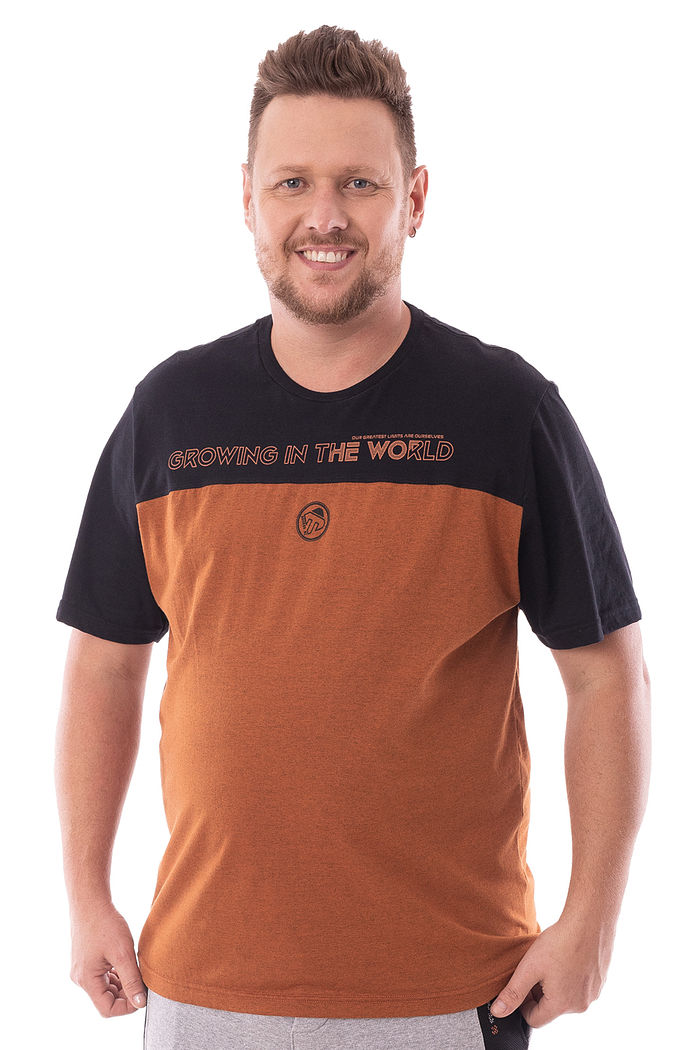 Camiseta Plus Size Growing In The World