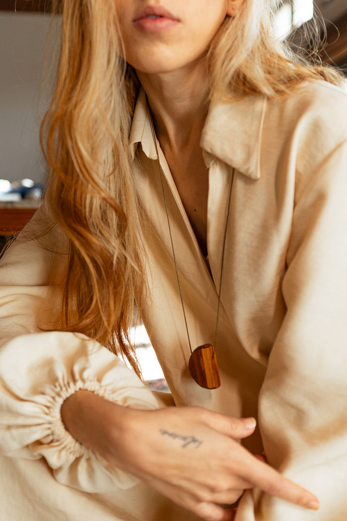 Colar de madeira Runa