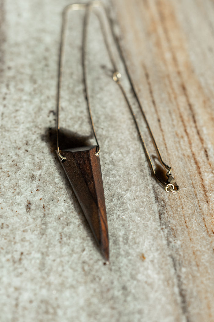 Colar de madeira Lança