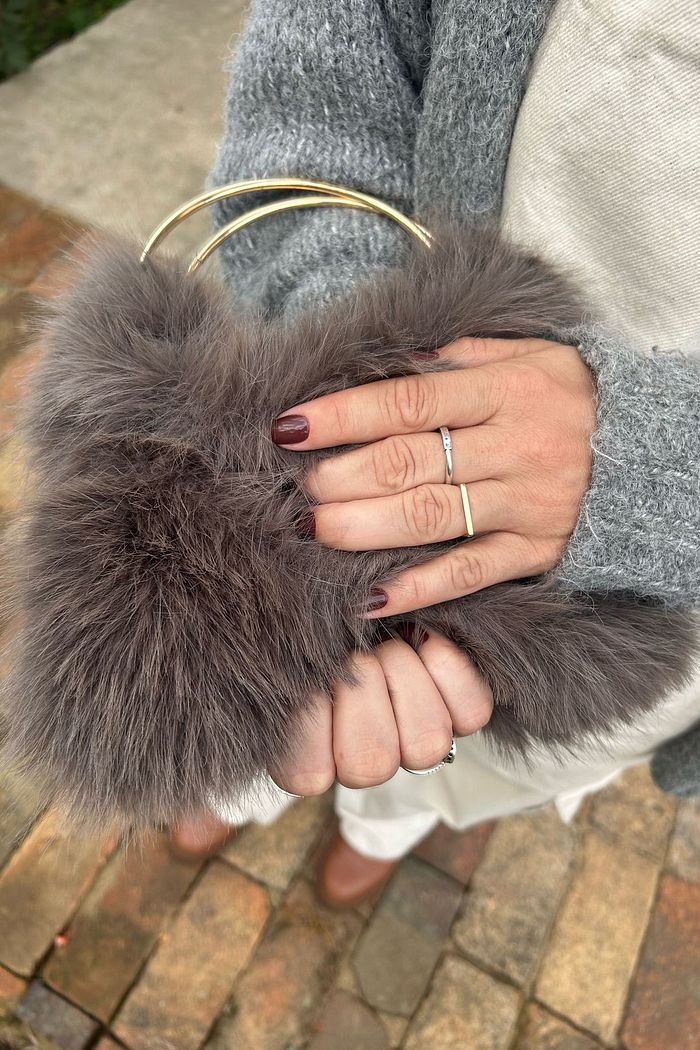 Bolsa Liara cinza com alça dourada