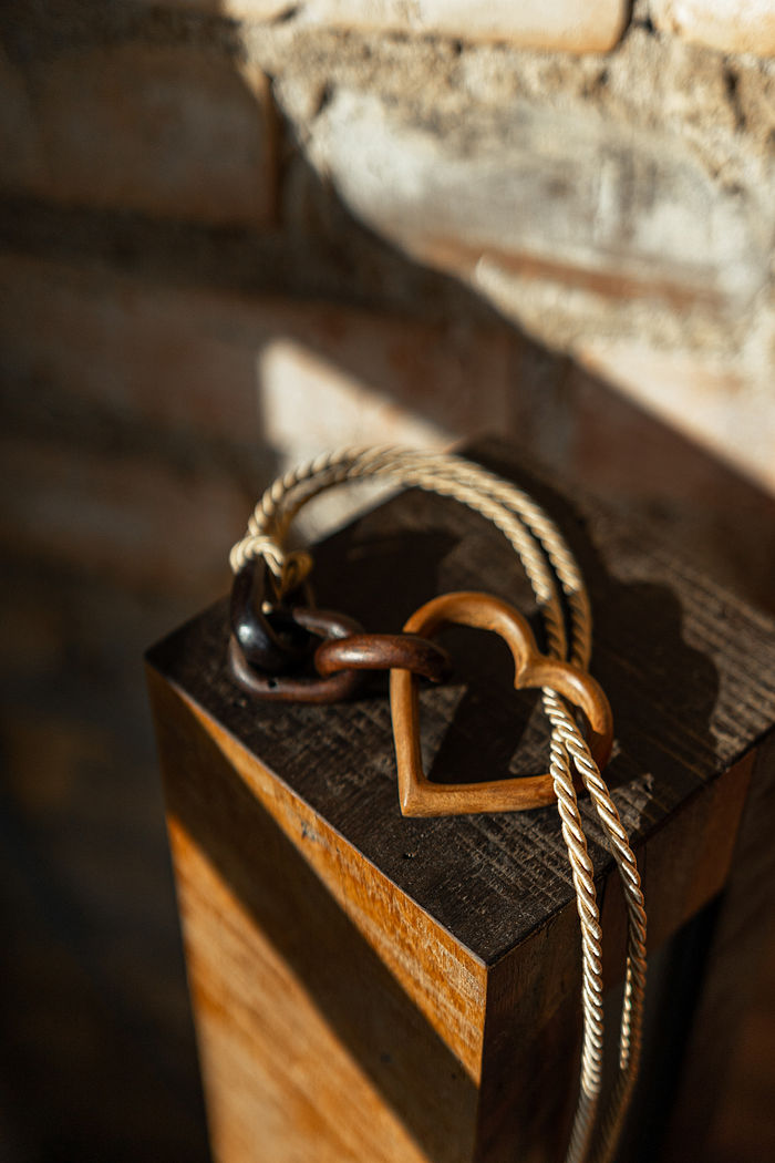 Colar de madeira Romance