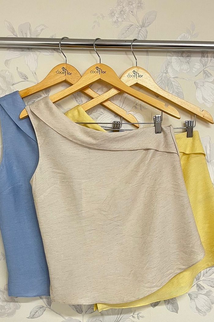 Conjunto Blusa Ombro Único com Calça Reta Cinto Doce Flor