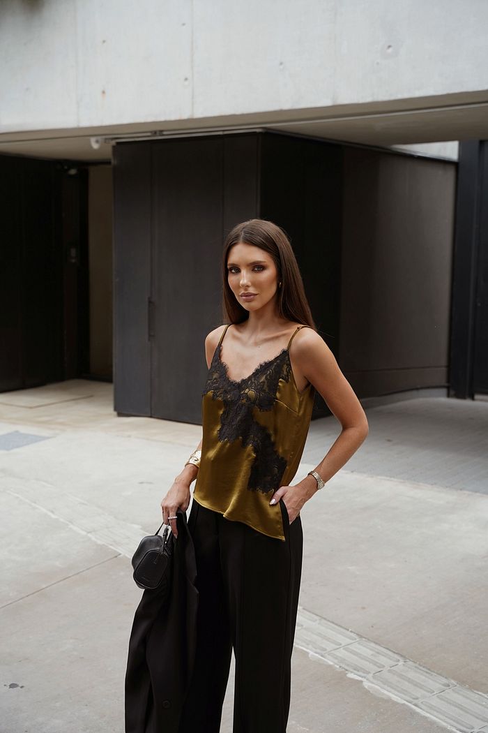 Regata Assimétrica Renda - Doce Flor