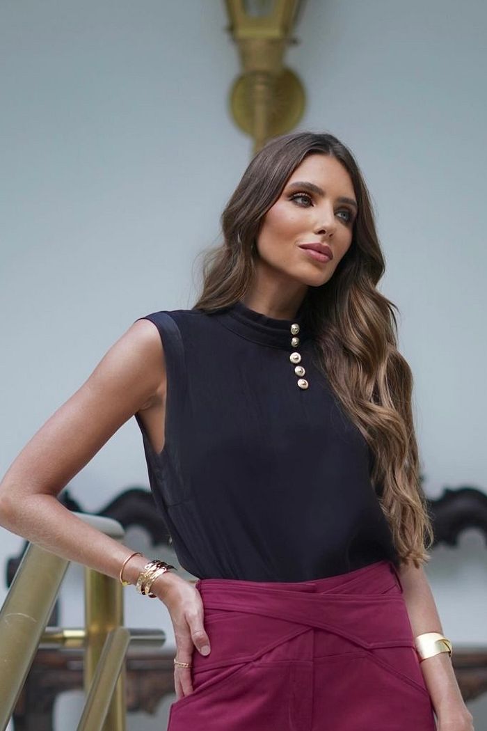 Blusa Acetinada Com Botão Na Vista