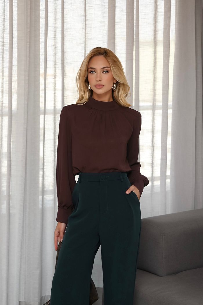 Blusa Feminina Crepe Gola Alta com Pregas e Botão Dourado- Milalai