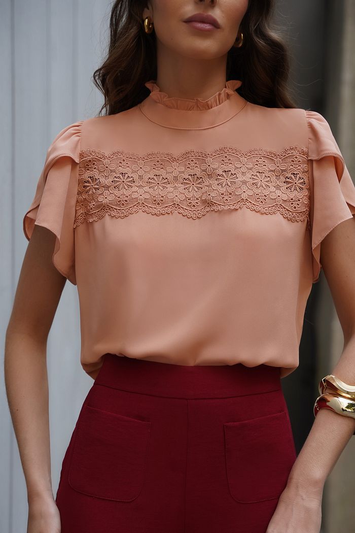 Blusa Crepe Renda Gola Alta - Doce Flor