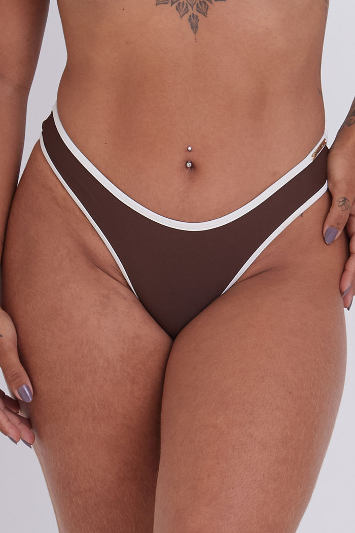 CALCINHA DE BIQUÍNI ASA DELTA CALIFÓRNIA | CHOCOLATE E CREME