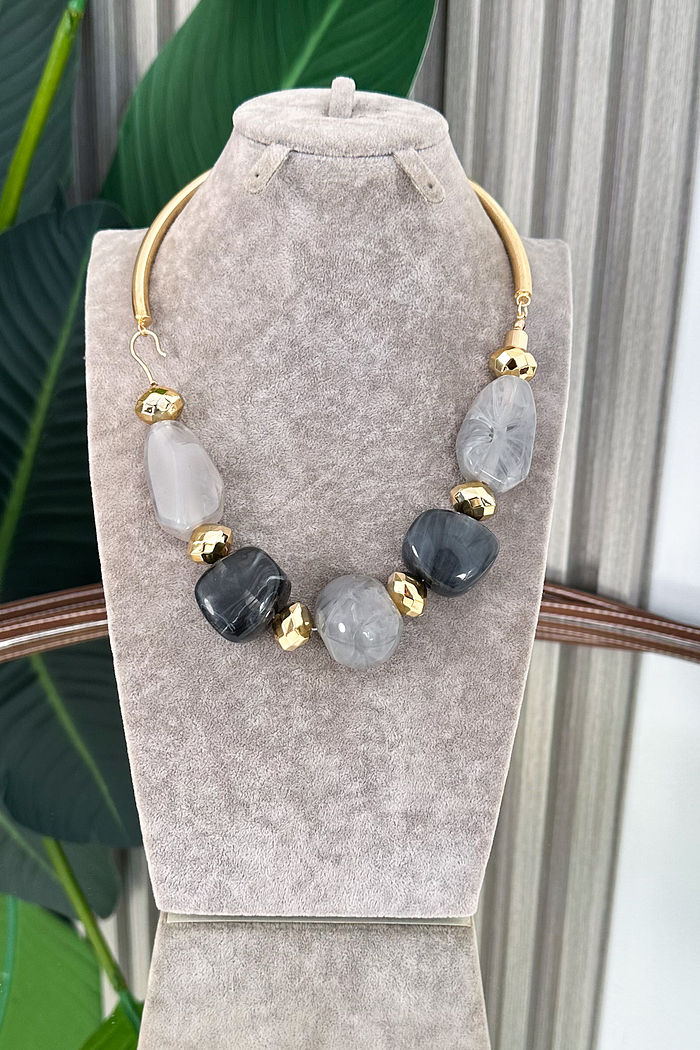 COLAR DOURADO C/ PEDRAS PRETAS SUÉCIA