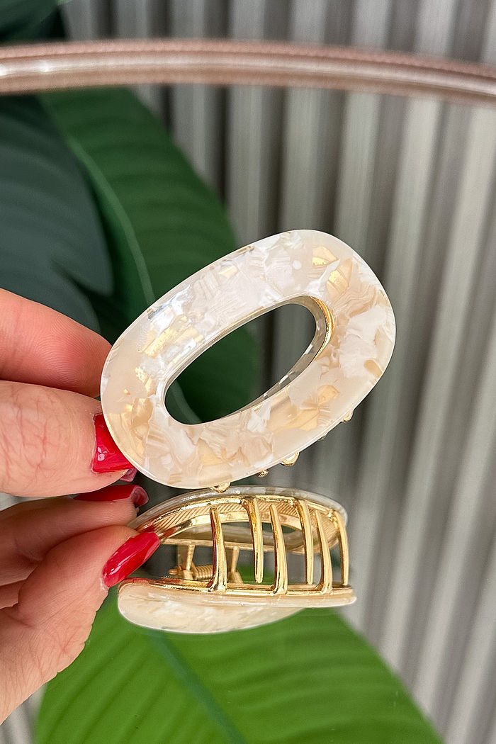 PRESILHA GARRA OVAL ACRÍLICA MELISSA – BEGE / DOURADO