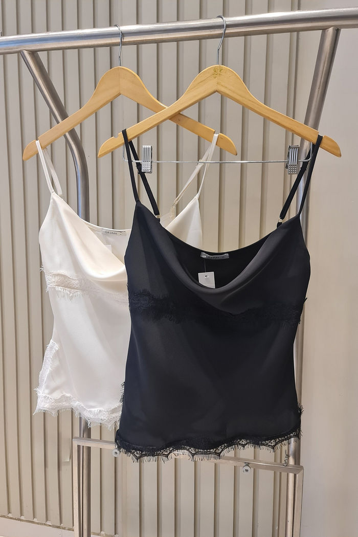 Blusa com Decote Degagê e Renda Chantilly 2 Cores